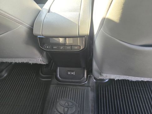 Used 2023 Toyota Highlander XLE AWD/4WD image 13