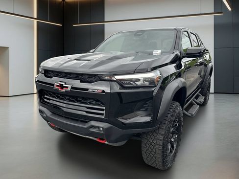 Used 2025 Chevrolet Colorado ZR2 w/ Midnight Edition AWD/4WD image 11