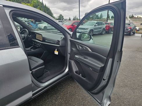 New 2025 Chevrolet Traverse LT image 28