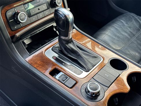 Used 2013 Volkswagen Touareg Lux image 28