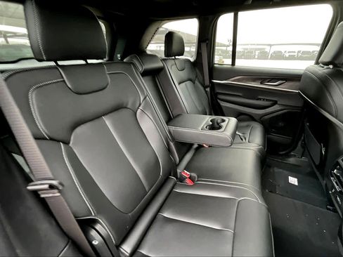 New 2025 Jeep Grand Cherokee Limited w/ Black Appearance Package image 19