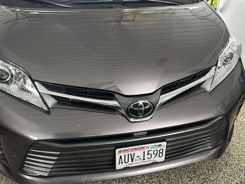 Used 2020 Toyota Sienna XLE image 3
