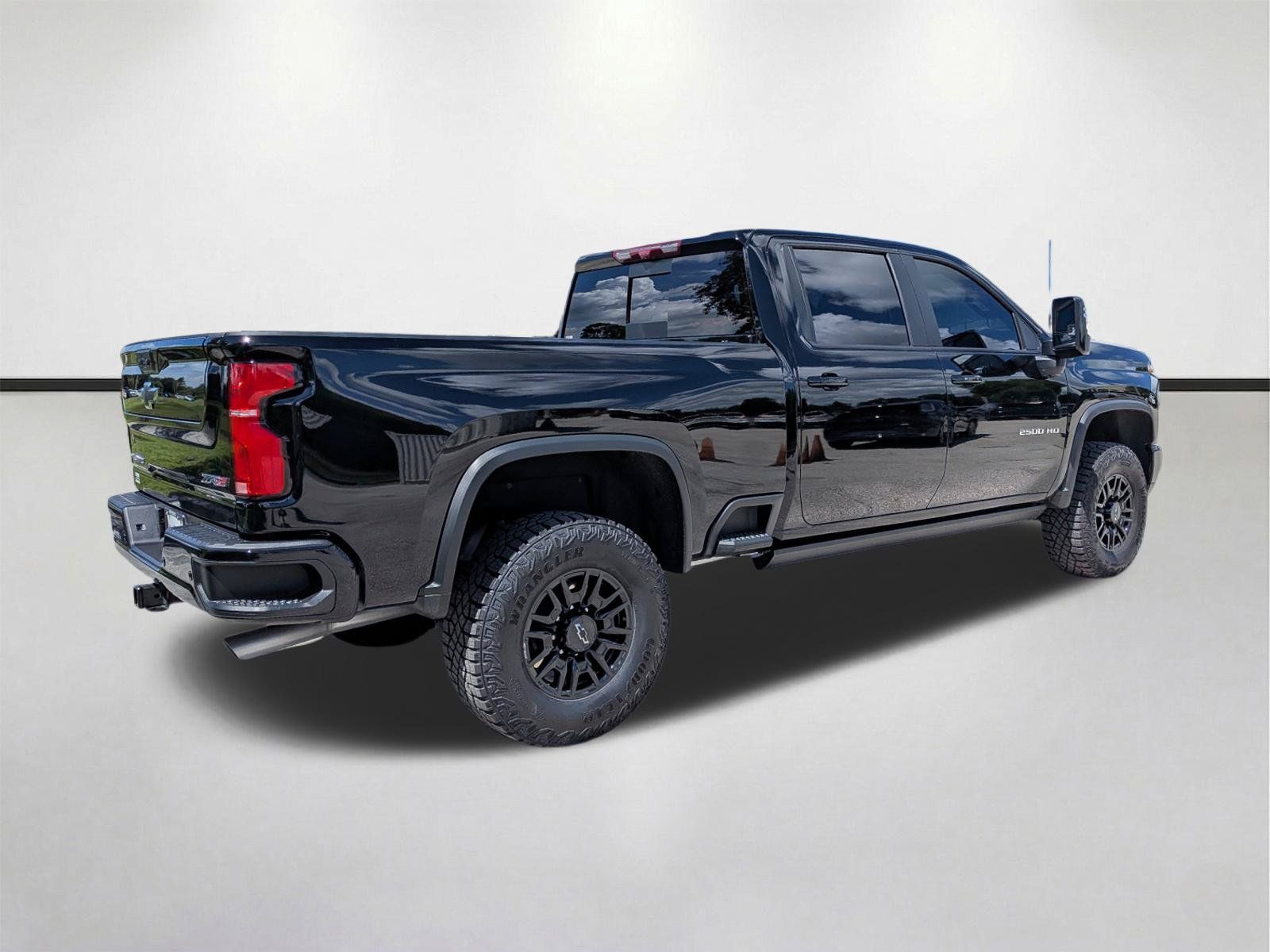 Used 2025 Chevrolet Silverado 2500 ZR2 w/ Technology Package AWD/4WD image 4