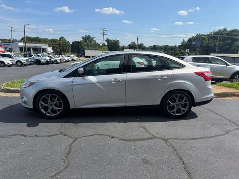 Used 2014 Ford Focus SE w/ Equipment Group 201A FWD image 4