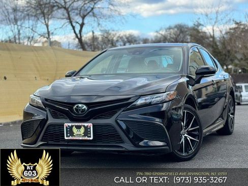 Used 2024 Toyota Camry SE image 1