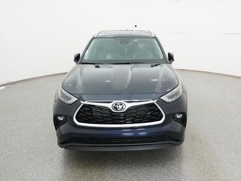 New 2026 Toyota Highlander XLE image 2