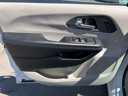 Used 2023 Chrysler Pacifica Touring-L FWD image 11