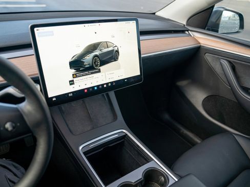 Used 2024 Tesla Model Y Long Range image 13