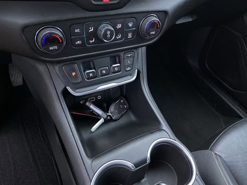 Used 2019 GMC Terrain SLT image 38
