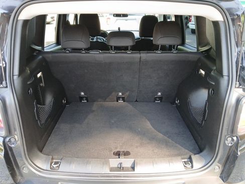 Used 2017 Jeep Renegade Latitude FWD image 10
