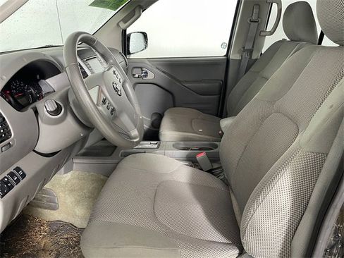 Used 2016 Nissan Frontier SV image 2