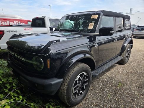 Used 2023 Ford Bronco Outer Banks AWD/4WD image 2