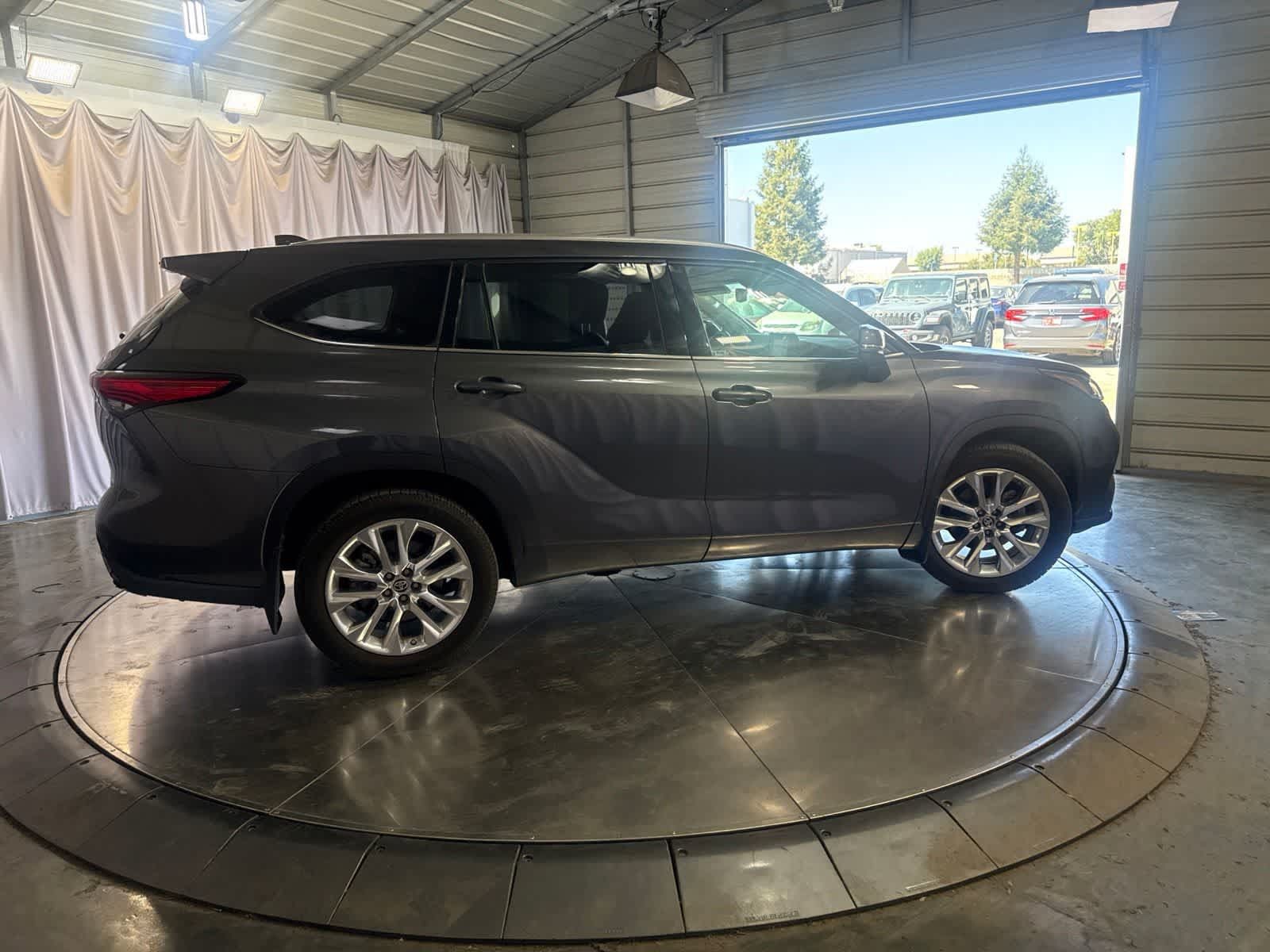 Used 2020 Toyota Highlander Limited AWD/4WD image 4