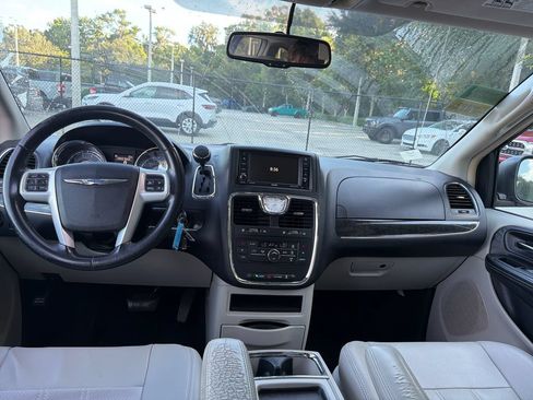 Used 2016 Chrysler Town & Country Touring FWD image 8