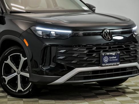 Certified 2025 Volkswagen Tiguan SE image 2
