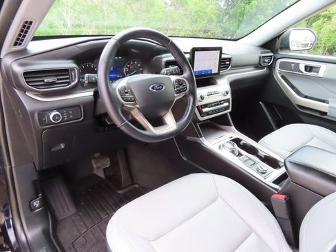 Used 2021 Ford Explorer XLT w/ Equipment Group 202A AWD/4WD image 21