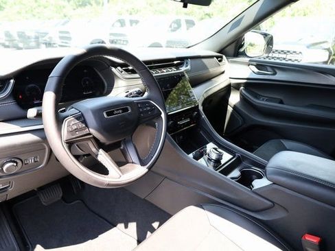 New 2025 Jeep Grand Cherokee Laredo image 9