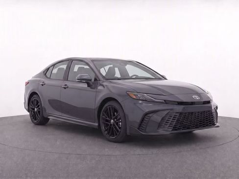 Used 2025 Toyota Camry SE FWD image 2