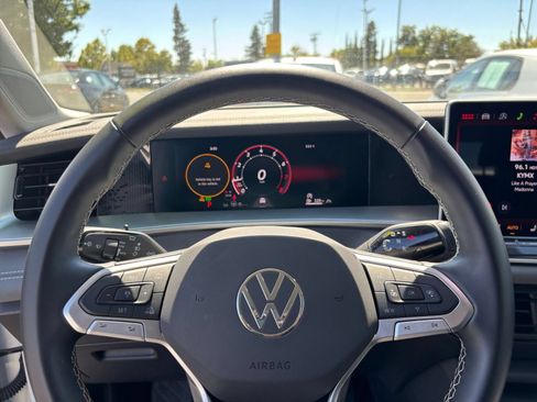 Used 2026 Volkswagen Tiguan SE AWD/4WD image 30
