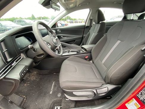 Used 2025 Hyundai Elantra SE FWD image 29