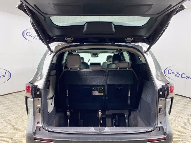 Used 2025 Toyota Sienna XLE FWD image 7
