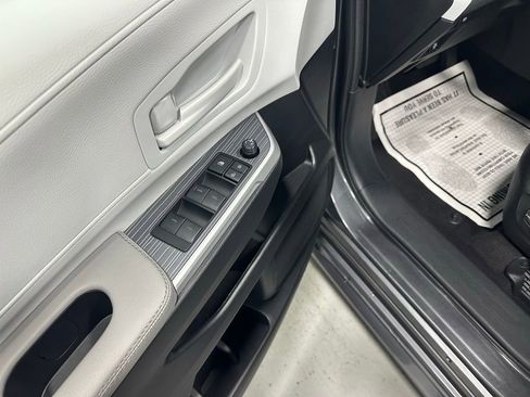 Used 2025 Toyota Sienna LE image 9