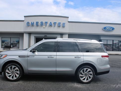 Used 2024 Lincoln Navigator Reserve AWD/4WD image 1