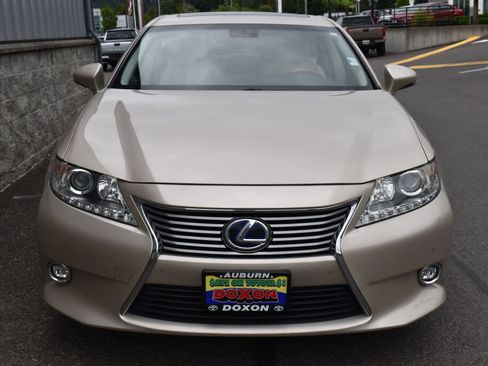 Used 2014 Lexus ES 300h w/ Luxury Package w/Bamboo Trim FWD image 2