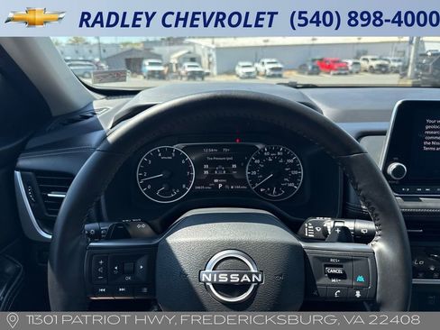 Used 2025 Nissan Rogue SV image 6