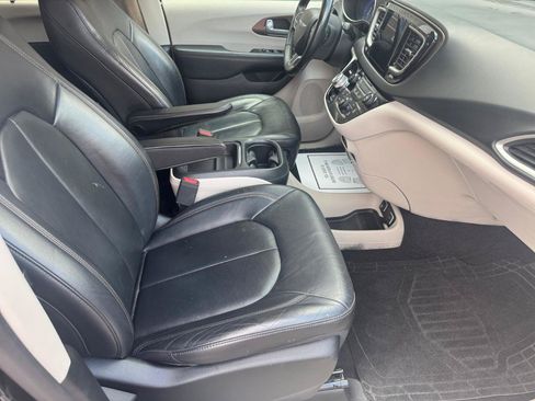 Used 2017 Chrysler Pacifica Touring-L FWD image 13