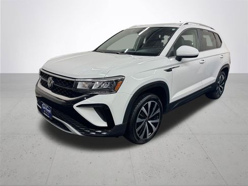 Used 2024 Volkswagen Taos SE image 2