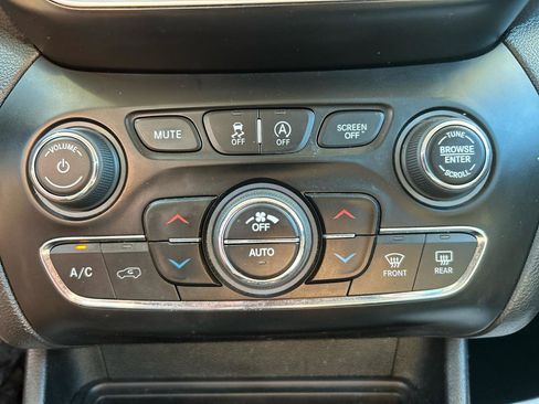 Used 2021 Jeep Cherokee Trailhawk AWD/4WD image 16