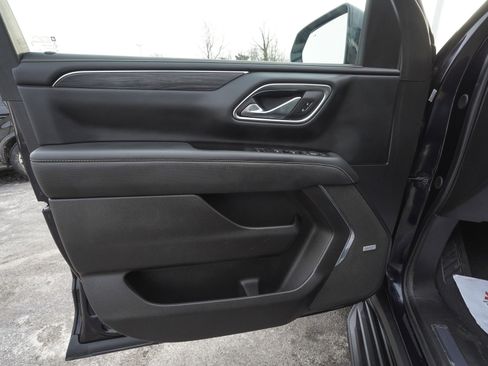 Used 2023 GMC Yukon SLT w/ SLT Premium Package image 9