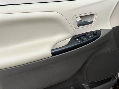 Used 2018 Toyota Sienna LE FWD image 9