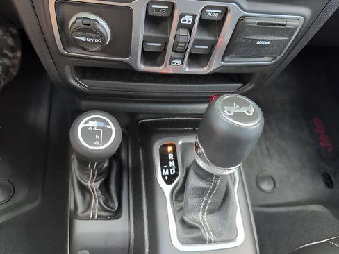 Used 2018 Jeep Wrangler Unlimited Sahara AWD/4WD image 18