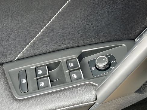 Used 2023 Volkswagen Tiguan SE w/ Panoramic Sunroof Package FWD image 12