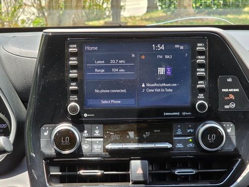 Used 2021 Toyota Highlander XLE AWD/4WD image 23
