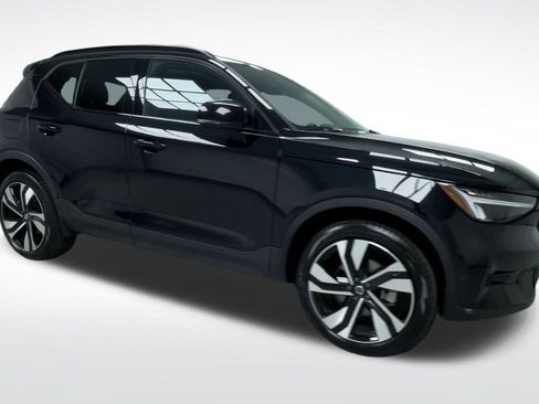 Used 2025 Volvo XC40 B5 Plus image 16