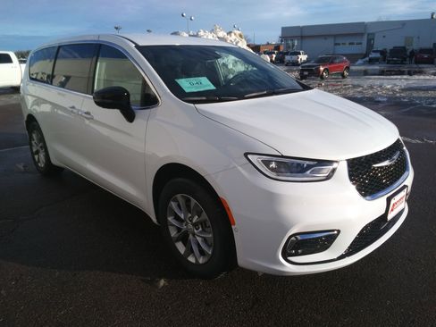 New 2026 Chrysler Pacifica Select image 4