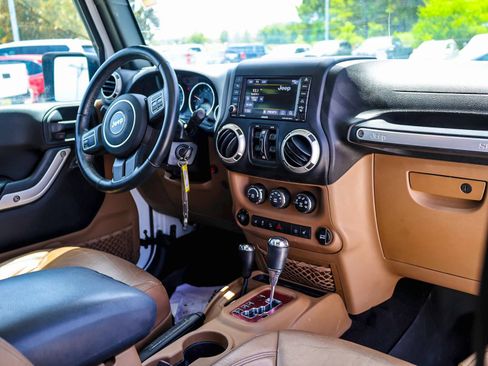 Used 2017 Jeep Wrangler Unlimited Sahara AWD/4WD image 8