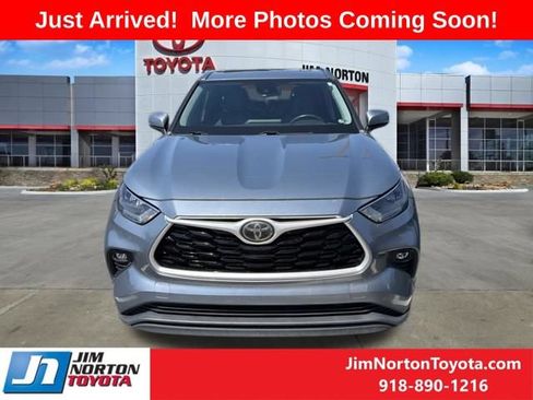 Used 2020 Toyota Highlander XLE AWD/4WD image 2