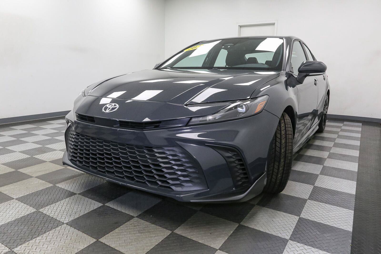 Used 2025 Toyota Camry SE FWD image 4