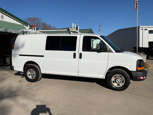 Used 2009 Chevrolet Express 2500 image 2