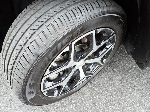 Used 2024 Jeep Compass Latitude image 10