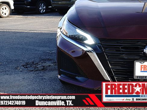 Used 2025 Nissan Altima 2.5 SV FWD image 41