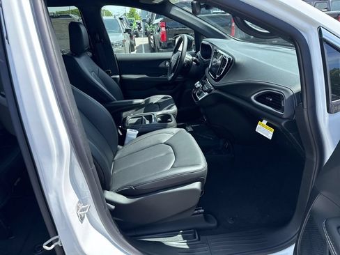 New 2027 Chrysler Pacifica Select FWD image 23