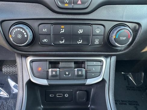 Used 2024 GMC Terrain SLE AWD/4WD image 21
