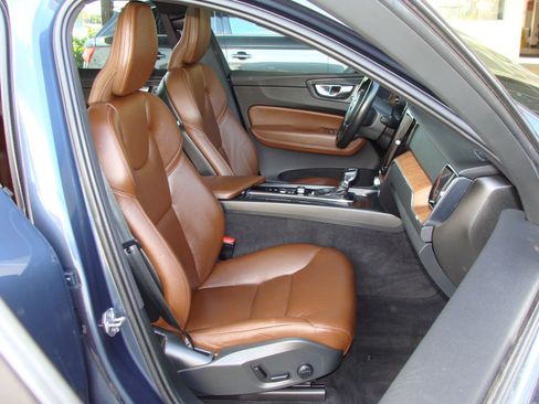 Used 2021 Volvo XC60 T5 Momentum w/ Premium Package AWD/4WD image 10