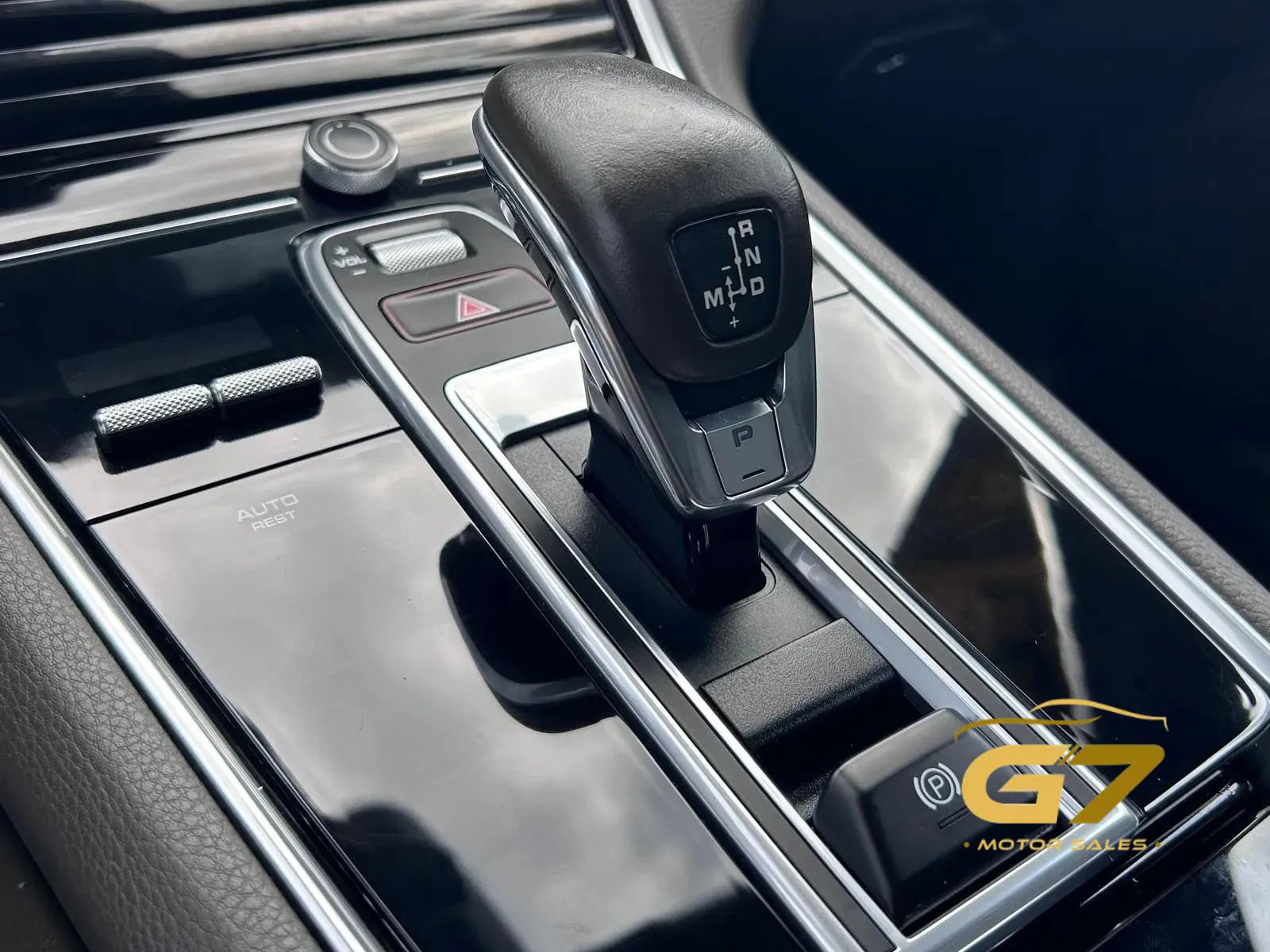Used 2018 Porsche Panamera RWD image 23
