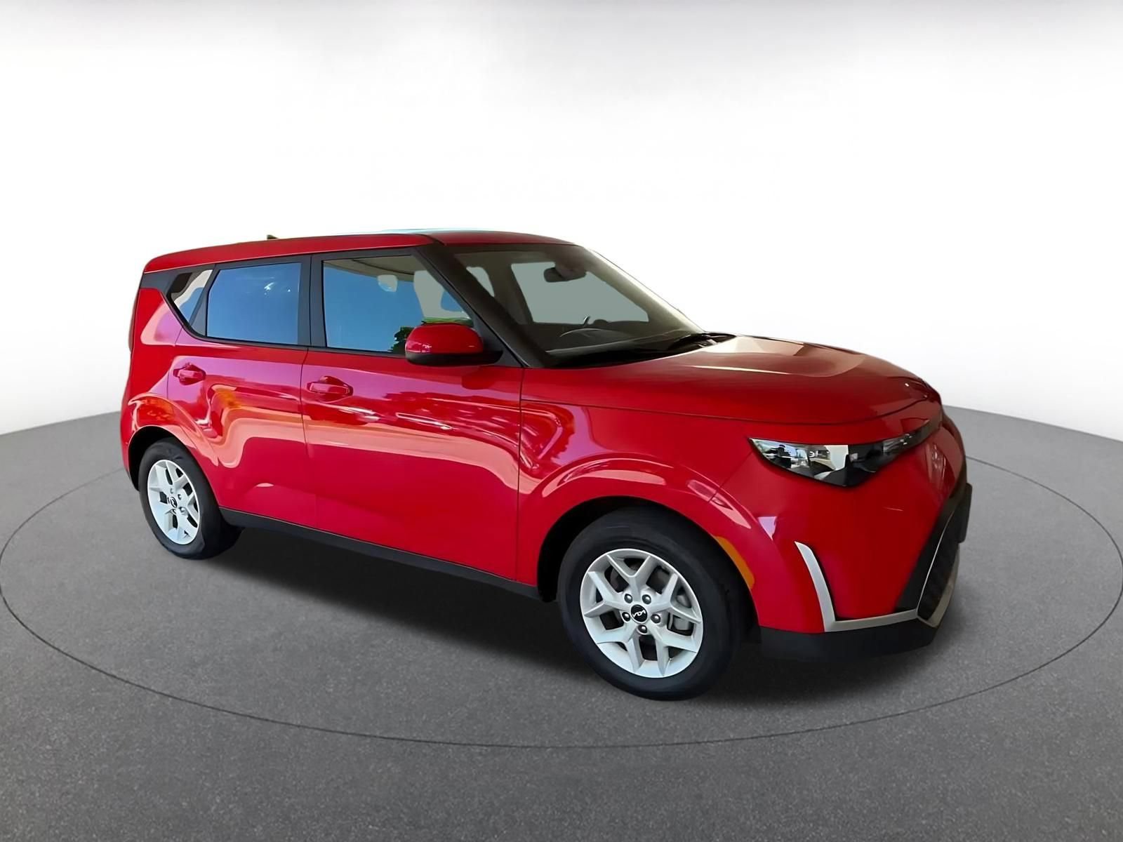 Used 2025 Kia Soul LX w/ LX Technology Package FWD image 2